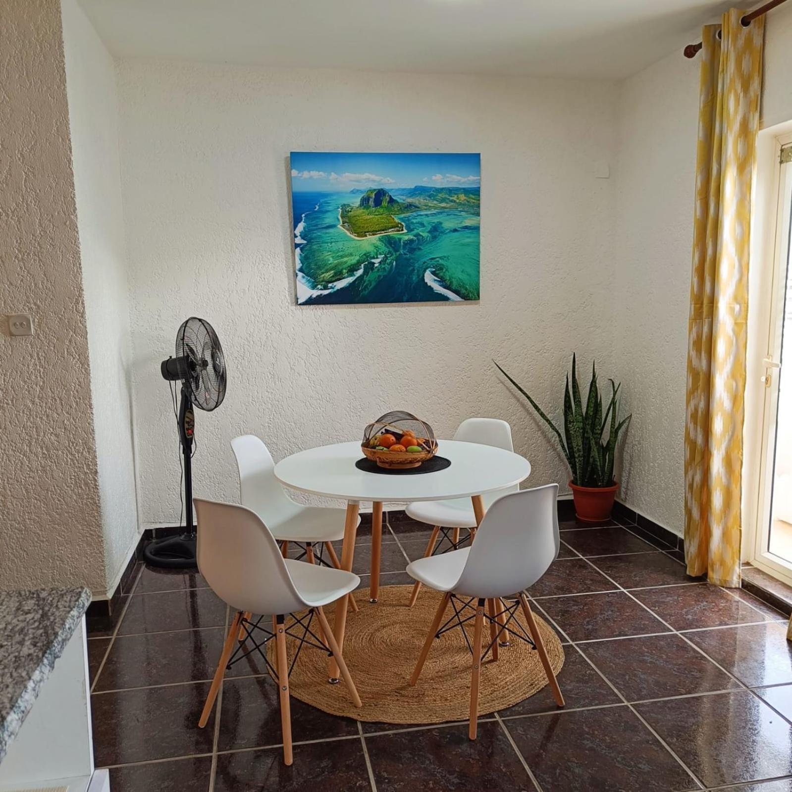 The Coastal Apartment Flic-en-Flacq Εξωτερικό φωτογραφία